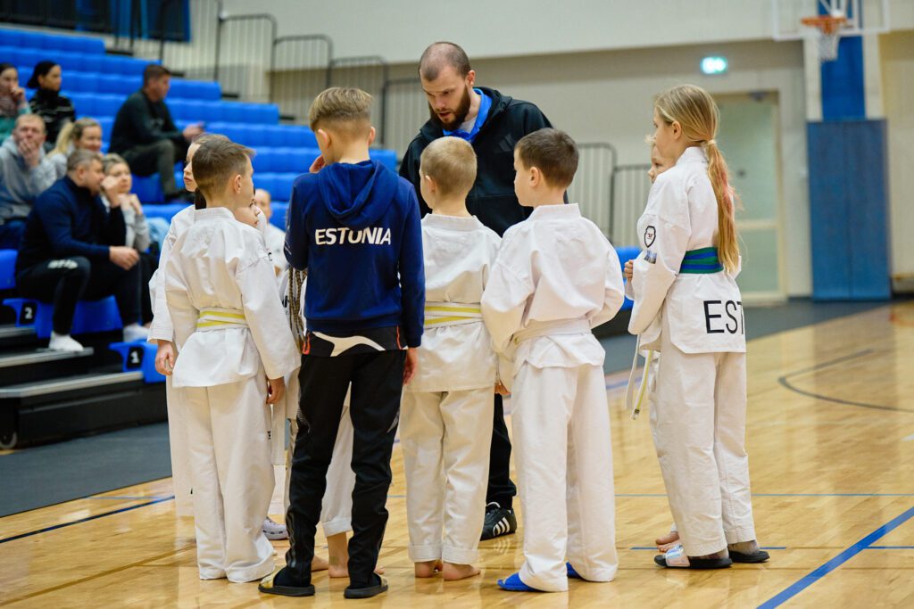 Treener juhendab lastegruppi võistluspäeval