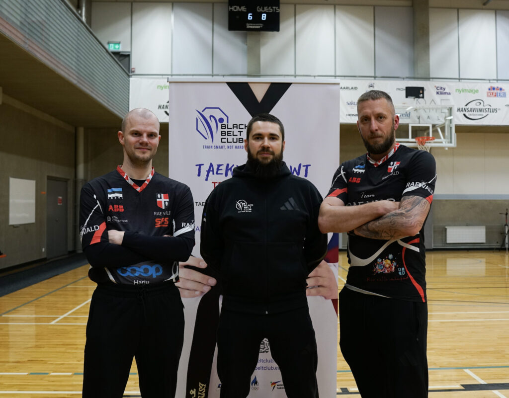 Klubi treenerid Black Belt Clubi bänneri ees