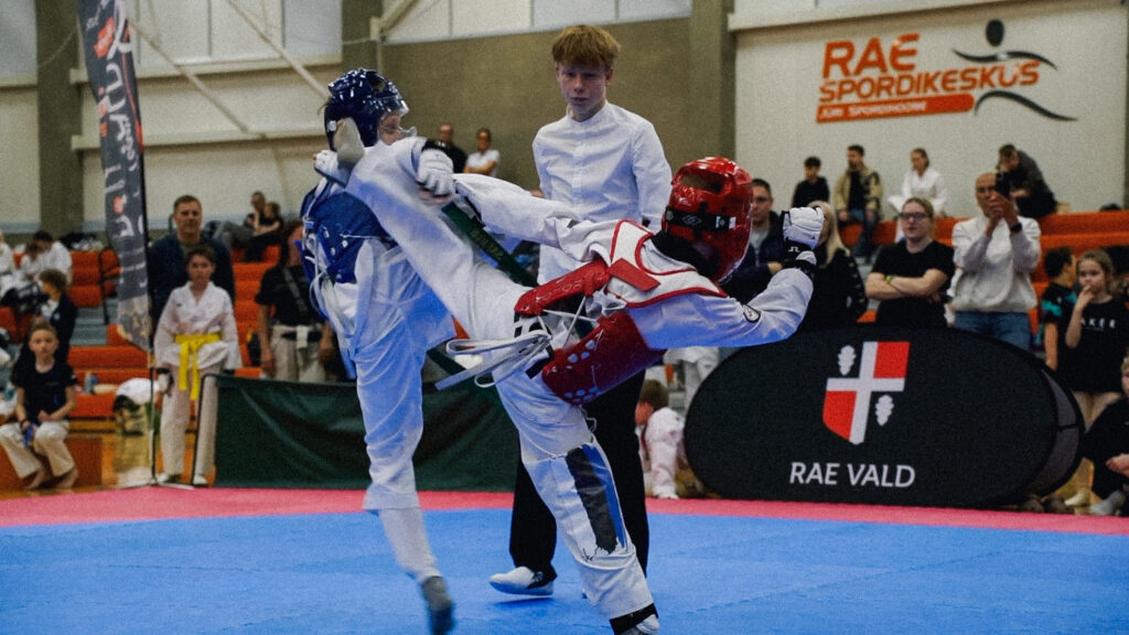 Noor sportlane sooritab võistlusel kõrge pealöögi